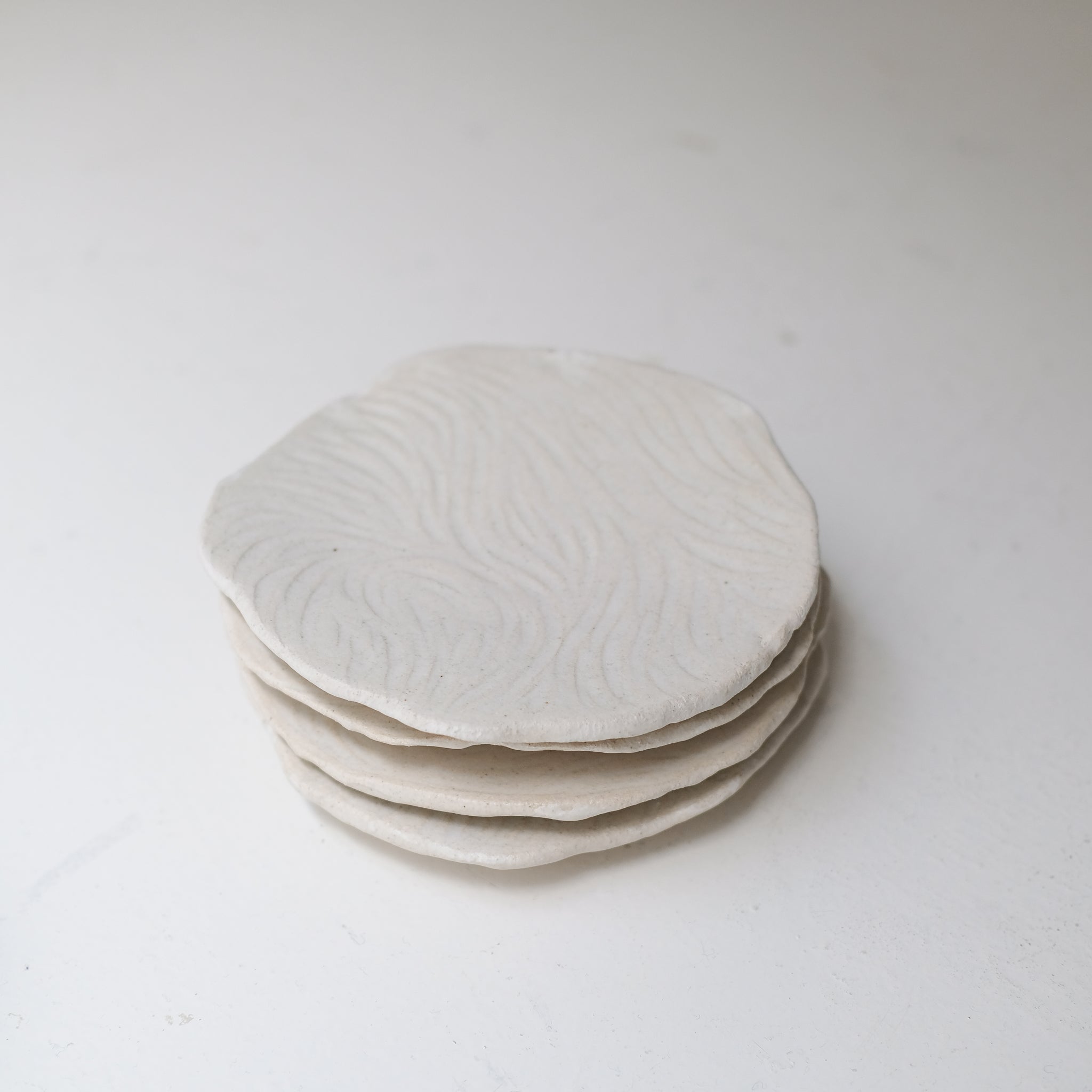 Assiette sur pied en grès D15,5cm- Blanc texturé gravé de Claire Cosnefroy chez Brutal Ceramics