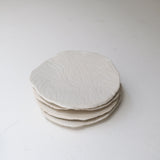 Assiette sur pied en grès D15,5cm- Blanc texturé gravé de Claire Cosnefroy chez Brutal Ceramics