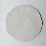 Assiette sur pied en grès D23,5cm- Blanc texturé gravé de Claire Cosnefroy chez Brutal Ceramics