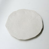 Assiette sur pied en grès D23,5cm- Blanc texturé gravé de Claire Cosnefroy chez Brutal Ceramics