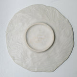 Assiette sur pied en grès D23,5cm- Blanc texturé gravé de Claire Cosnefroy chez Brutal Ceramics