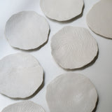Assiette sur pied en grès D23,5cm- Blanc texturé gravé de Claire Cosnefroy chez Brutal Ceramics