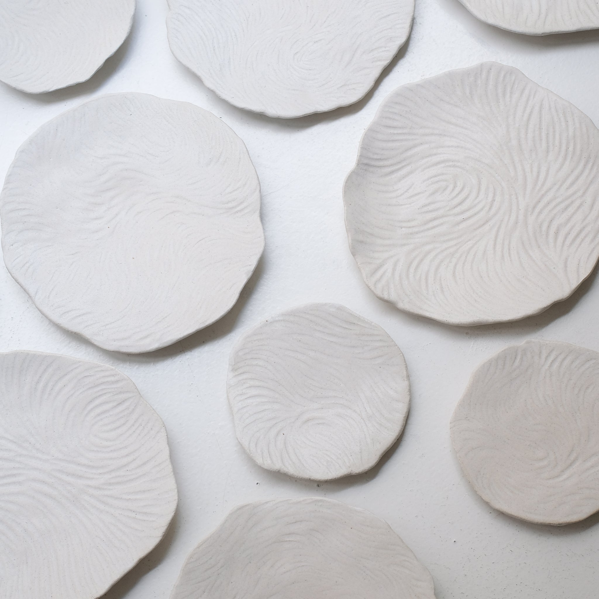 Assiette sur pied en grès D23,5cm- Blanc texturé gravé de Claire Cosnefroy chez Brutal Ceramics