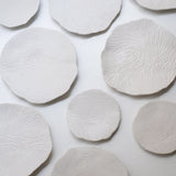 Assiette sur pied en grès D23,5cm- Blanc texturé gravé de Claire Cosnefroy chez Brutal Ceramics