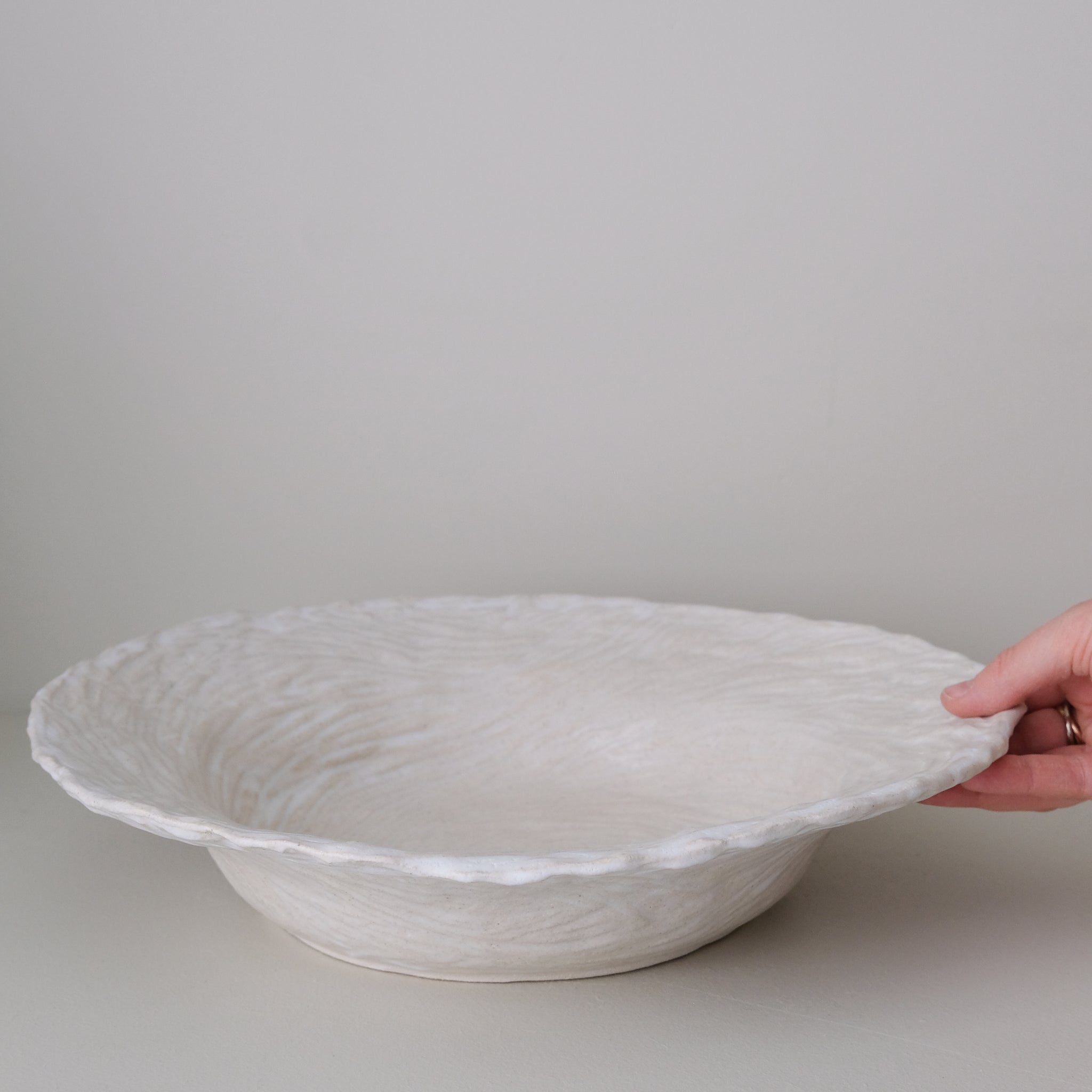 Plat en grès D 36cm- Blanc texturé gravé de Claire Cosnefroy chez Brutal Ceramics