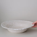 Plat en grès D 36cm- Blanc texturé gravé de Claire Cosnefroy chez Brutal Ceramics