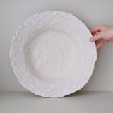 Plat en grès D 36cm- Blanc texturé gravé de Claire Cosnefroy chez Brutal Ceramics