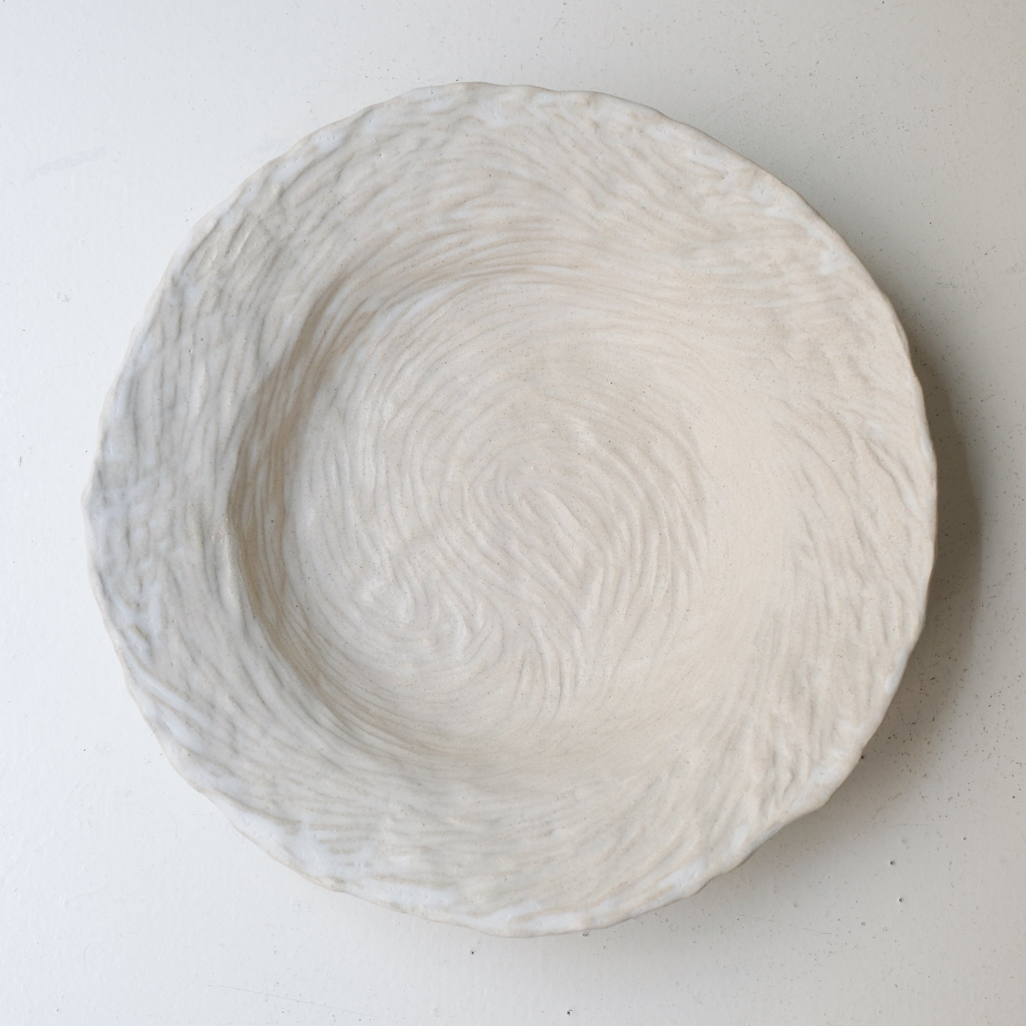 Plat en grès D 36cm- Blanc texturé gravé de Claire Cosnefroy chez Brutal Ceramics
