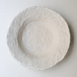 Plat en grès D 36cm- Blanc texturé gravé de Claire Cosnefroy chez Brutal Ceramics