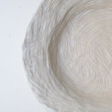 Plat en grès D 36cm- Blanc texturé gravé de Claire Cosnefroy chez Brutal Ceramics