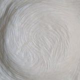 Plat en grès D 36cm- Blanc texturé gravé de Claire Cosnefroy chez Brutal Ceramics