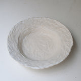 Plat en grès D 36cm- Blanc texturé gravé de Claire Cosnefroy chez Brutal Ceramics
