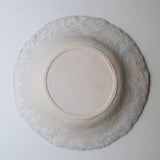 Plat en grès D 36cm- Blanc texturé gravé de Claire Cosnefroy chez Brutal Ceramics