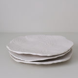 Assiette sur pied en grès D23,5cm- Blanc texturé gravé de Claire Cosnefroy chez Brutal Ceramics