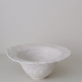 Saladier en grès D 28cm- Blanc texturé gravé de Claire Cosnefroy chez Brutal Ceramics