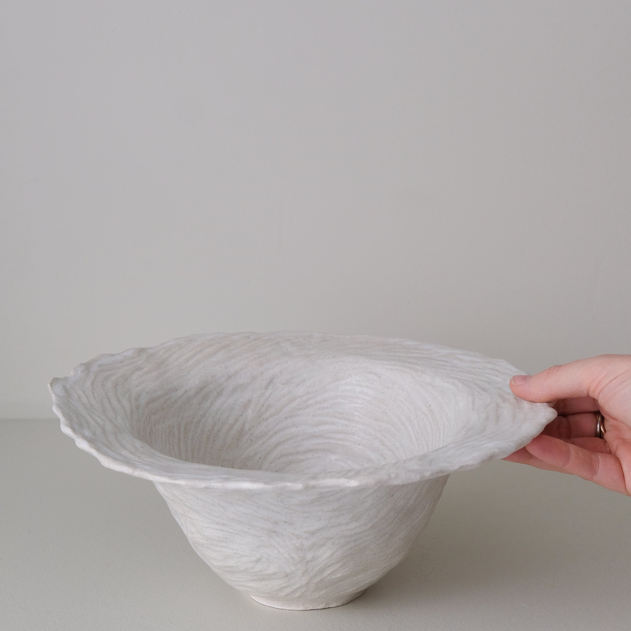 Saladier en grès D 28cm- Blanc texturé gravé de Claire Cosnefroy chez Brutal Ceramics
