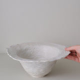 Saladier en grès D 28cm- Blanc texturé gravé de Claire Cosnefroy chez Brutal Ceramics