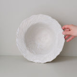 Saladier en grès D 28cm- Blanc texturé gravé de Claire Cosnefroy chez Brutal Ceramics