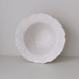 Saladier en grès D 28cm- Blanc texturé gravé de Claire Cosnefroy chez Brutal Ceramics