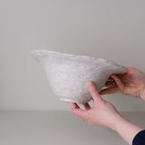 Saladier en grès D 28cm- Blanc texturé gravé de Claire Cosnefroy chez Brutal Ceramics