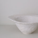 Saladier en grès D 28cm- Blanc texturé gravé de Claire Cosnefroy chez Brutal Ceramics