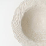 Saladier en grès D 28cm- Blanc texturé gravé de Claire Cosnefroy chez Brutal Ceramics