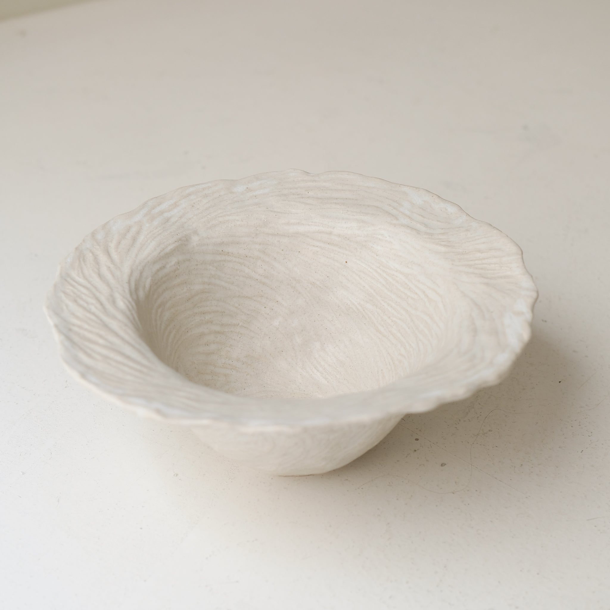 Saladier en grès D 28cm- Blanc texturé gravé de Claire Cosnefroy chez Brutal Ceramics