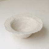 Saladier en grès D 28cm- Blanc texturé gravé de Claire Cosnefroy chez Brutal Ceramics