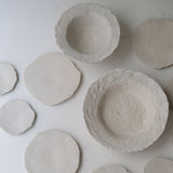 Assiette sur pied en grès D23,5cm- Blanc texturé gravé de Claire Cosnefroy chez Brutal Ceramics