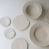 Assiette sur pied en grès D15,5cm- Blanc texturé gravé de Claire Cosnefroy chez Brutal Ceramics