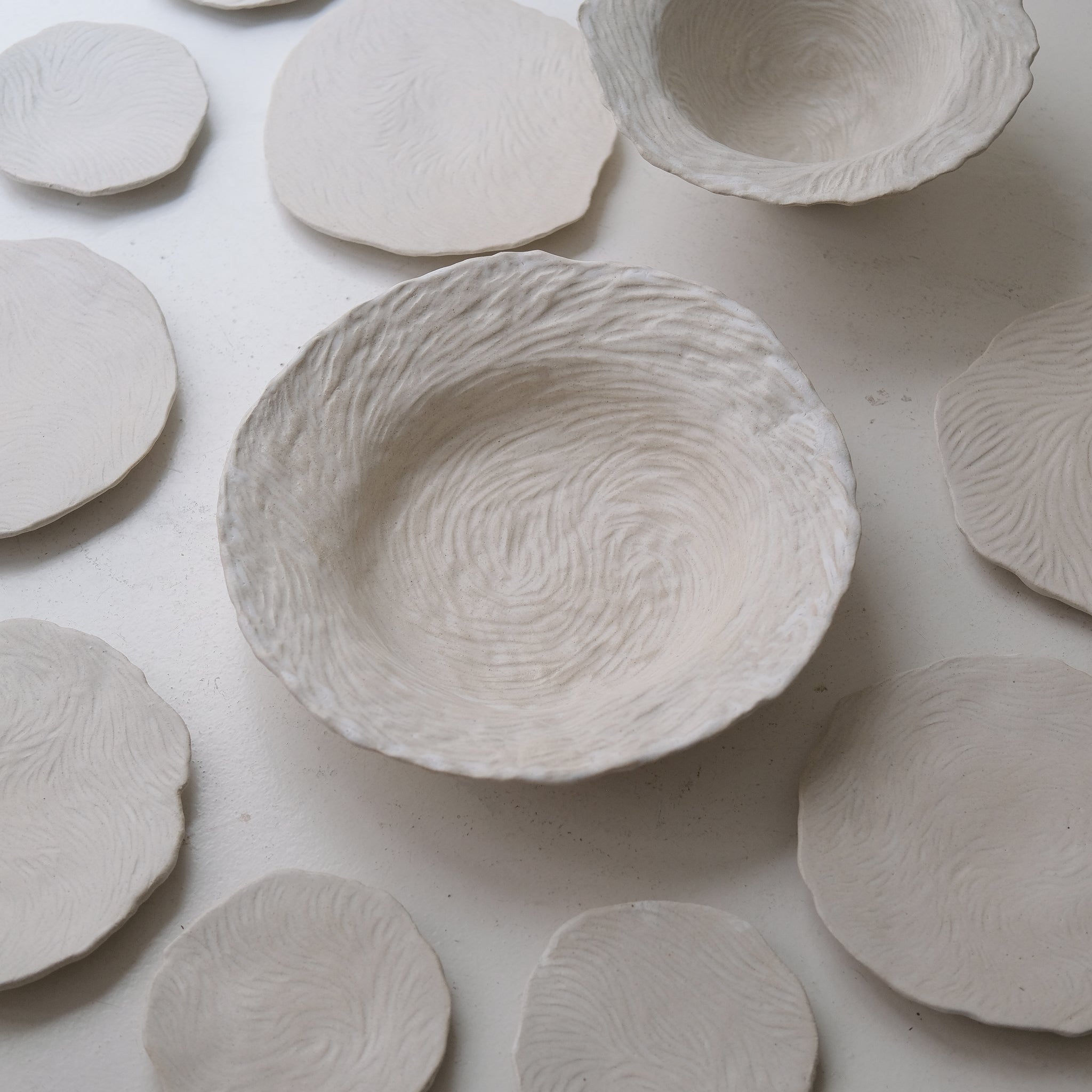 Plat en grès D 36cm- Blanc texturé gravé