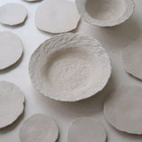 Stoneware dish D 36cm - Textured engraved white