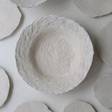 Plat en grès D 36cm- Blanc texturé gravé de Claire Cosnefroy chez Brutal Ceramics