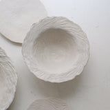 Saladier en grès D 28cm- Blanc texturé gravé de Claire Cosnefroy chez Brutal Ceramics