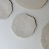 Assiette sur pied en grès D15,5cm- Blanc texturé gravé de Claire Cosnefroy chez Brutal Ceramics