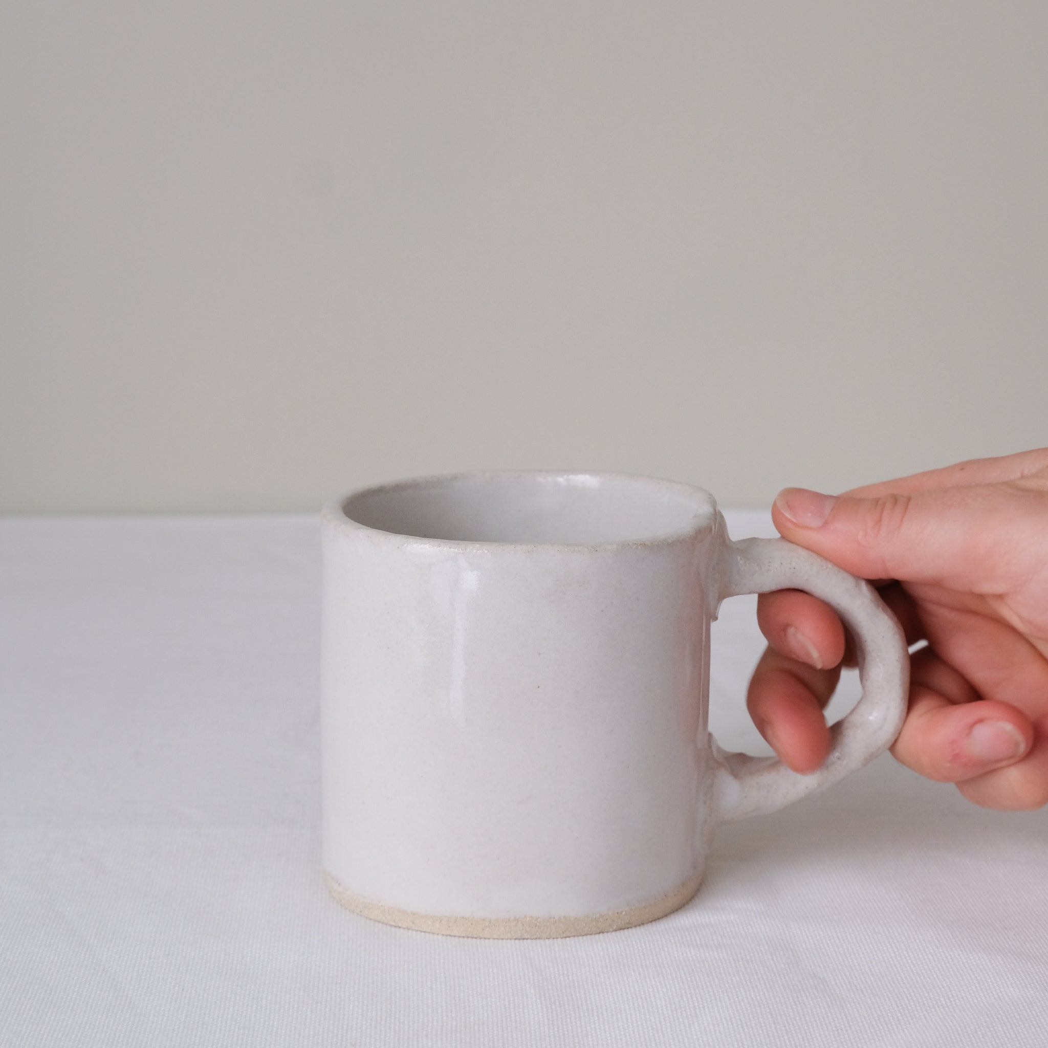 Mug en grès blanc 250ml - blanc satiné d'Estudio Vernis chez Brutal Ceramics