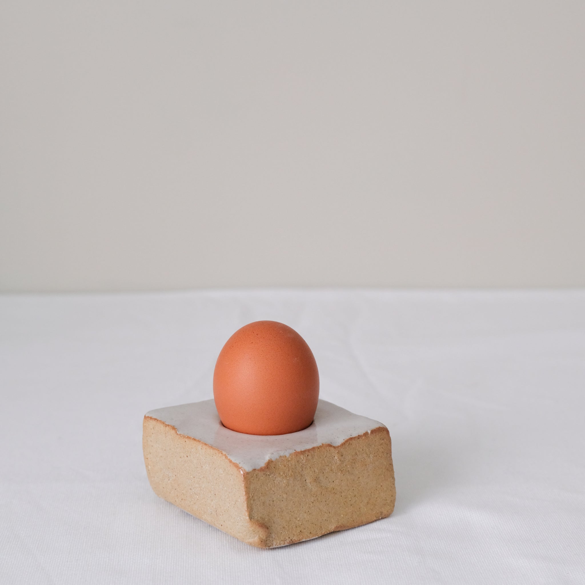 Coquetier "Cruet' en grès - Blanc satiné d'Estudio Vernis chez Brutal Ceramics