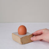 Coquetier "Cruet' en grès - Blanc satiné d'Estudio Vernis chez Brutal Ceramics
