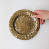Assiette en grès blanc D19cm cuisson feu - vert foncé d'Estudio Vernis chez Brutal Ceramics