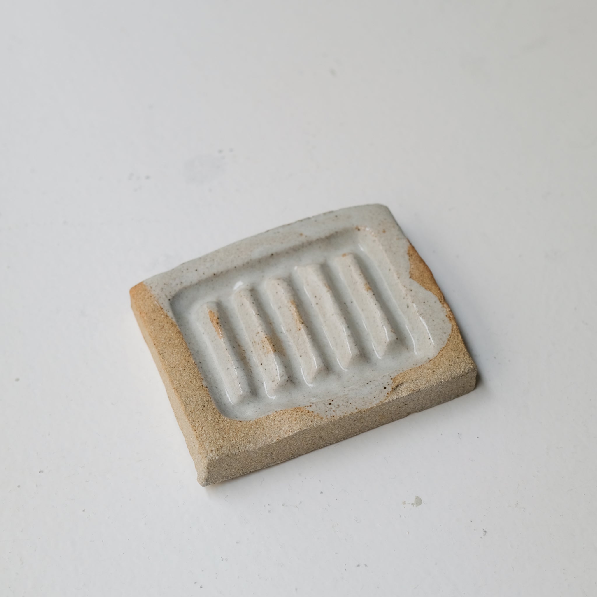 Porte Savon en grès L 11cm cuisson feu - Blanc d'Estudio Vernis chez Brutal Ceramics