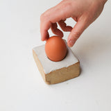 Coquetier "Cruet' en grès - Blanc satiné d'Estudio Vernis chez Brutal Ceramics