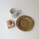 Assiette en grès blanc D19cm cuisson feu - vert foncé d'Estudio Vernis chez Brutal Ceramics