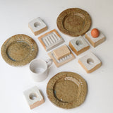 Assiette en grès blanc D19cm cuisson feu - vert foncé d'Estudio Vernis chez Brutal Ceramics