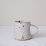 Mug "Hilda" en grès 280ml - blanc tacheté d'Hélène Maury chez Brutal Ceramics