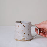 Mug "Hilda" en grès 280ml - blanc tacheté d'Hélène Maury chez Brutal Ceramics
