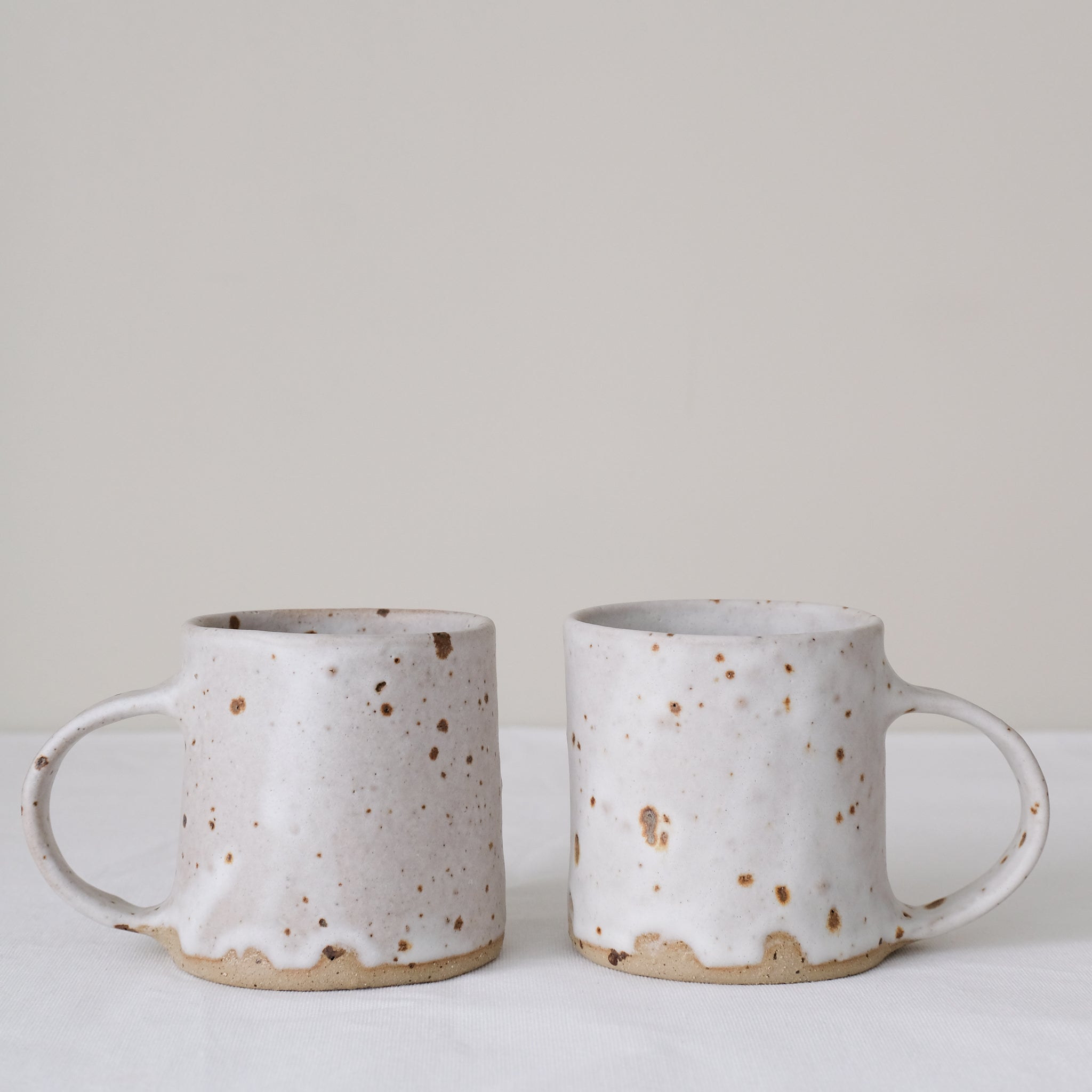 Mug "Hilda" en grès 280ml - blanc tacheté d'Hélène Maury chez Brutal Ceramics
