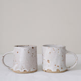 Mug "Hilda" en grès 280ml - blanc tacheté d'Hélène Maury chez Brutal Ceramics