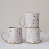 Mug "Hilda" en grès 280ml - blanc tacheté d'Hélène Maury chez Brutal Ceramics