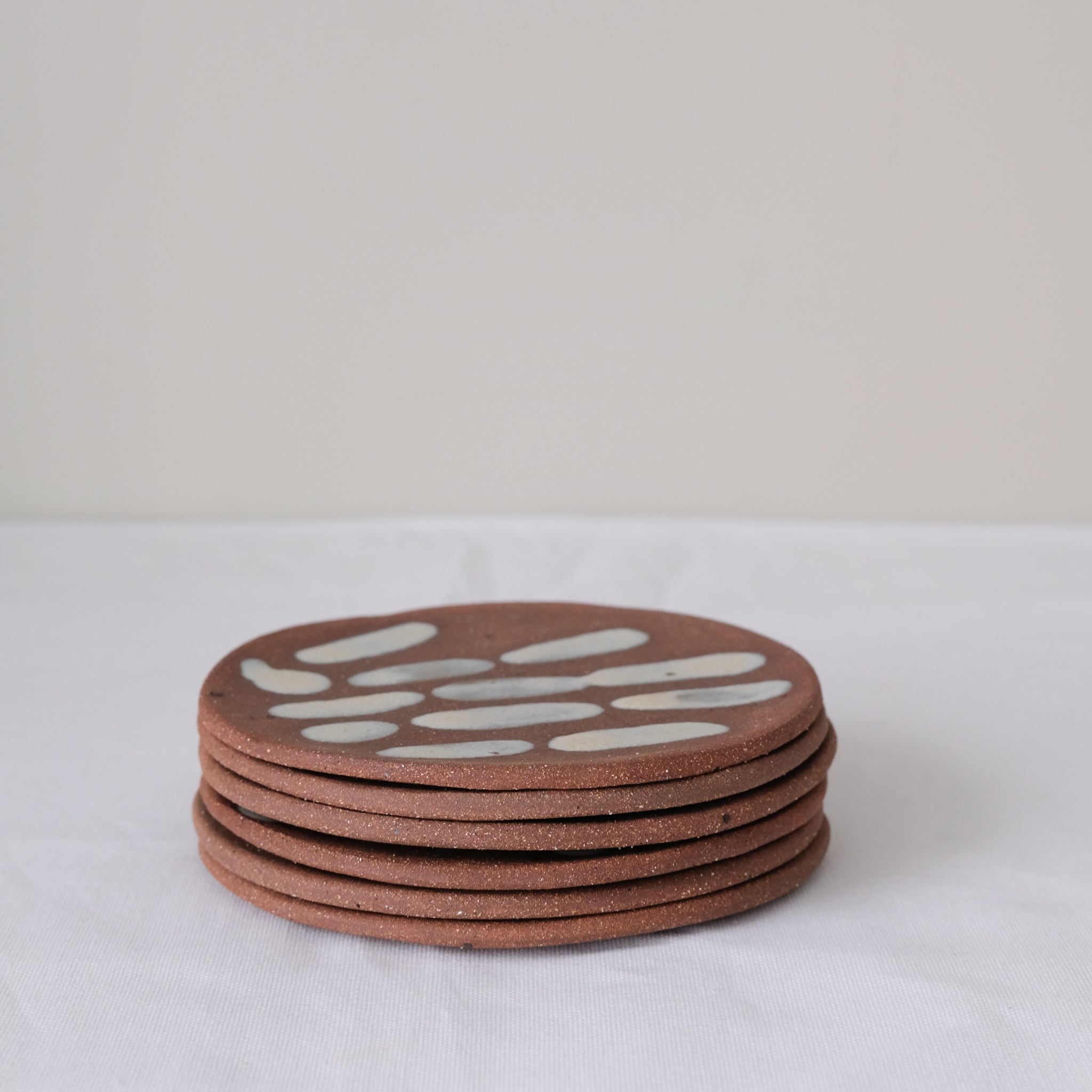 Assiette en grès D 14cm - rouge et beige d'Hélène Maury chez Brutal Ceramics