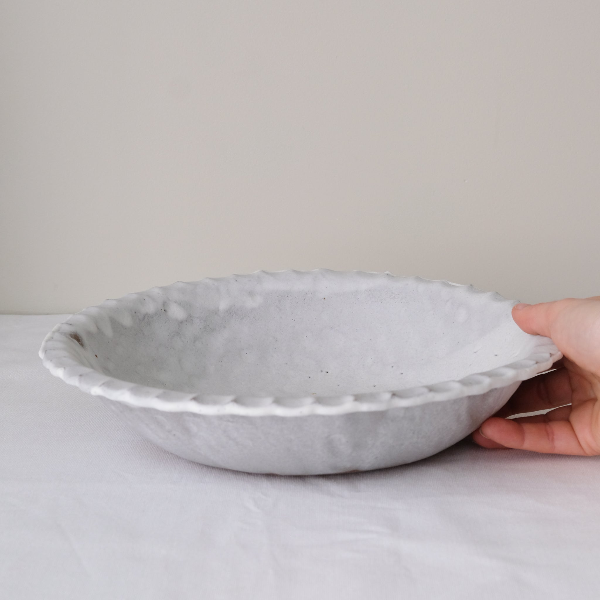 Saladier "Empreintes" en grès D 28cm - blanc mat d'Helene Maury chez Brutal Ceramics